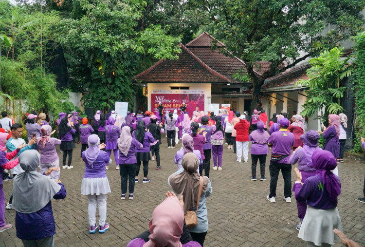 We Cancervive: Komunitas Senam Dahlan Iskan & Adi Husada Peringati Hari Kanker Sedunia di Kantor Harian Disway