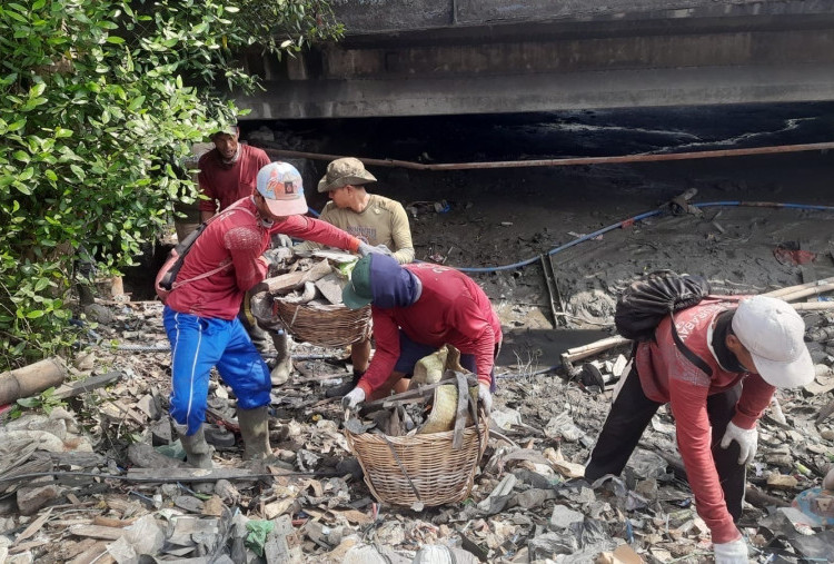 Cegah Banjir! DSDABM Surabaya Siagakan Petugas 24 Jam Bersihkan Sampah di Rumah Pompa