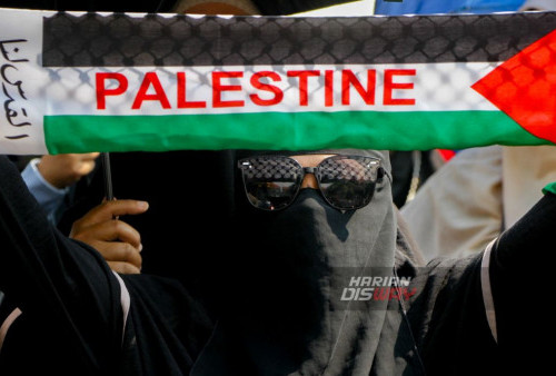 Sejumlah warga yang tergabung dalam Aliansi Muslim Surabaya Bela Palestina membentangkan poster saat aksi damai di depan Gedung Negara Grahadi, Surabaya, Jawa Timur, Jumat, 27 Oktober 2023. Aksi bela Palestina tersebut dilakukan sebagai bentuk kepedulian sesama umat muslim serta memberi dukungan kepada Palestina yang menghadapi konflik bersenjata dengan Israel yang telah terjadi selama kurang lebih tiga minggu. (Moch Sahirol/Harian Disway)