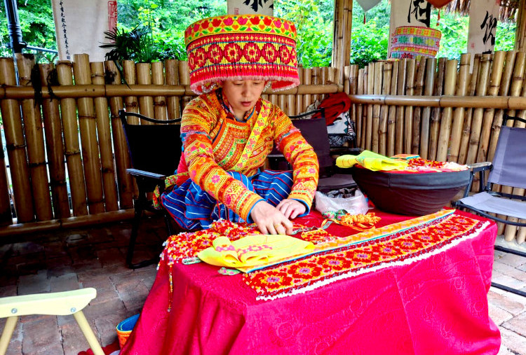 Harian Disway di China International Press Communication Center (CIPCC) (70): Dari Lereng Gunung ke Catwalk