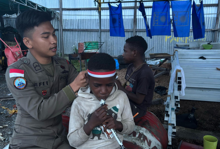 Satgas Humas Damai Cartenz-2025 Berbagi Keceriaan dengan Anak-Anak di Puncak Jaya