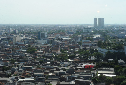 Bangunan salah satu apartemen terlihat samar, akibat polusi udara yang menyelimuti Surabaya, Jawa Timur, Kamis, 24 Agustus 2023. Kota Surabaya, kualitas udara Surabaya mulai buruk. Hal tersebut disebabkan meningkatnya jumlah partikel debu polusi udara dari bahan bakar minyak jenis solar dan bensin yang melepas banyak gas hydrokarbon dan CO2 ke udara, menyusul meningkatnya jumlah kendaraan bermotor sekitar 10% per tahun. Hal tersebut membuat Dinas Lingkungan Hidup (DLH) Kota Surabaya akan menambah dan menyebar alat pemantau Indeks Standar Pencemaran Udara (ISPU) demi memantau kualitas udara di Surabaya lebih rutin. (Julian Romadhon/Harian Disway)
