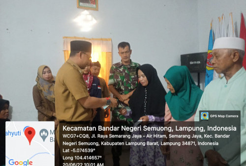 Babinsa dan Babinkamtibmas Konsisten Kawal Penyaluran BLT-DD di Semarangjaya