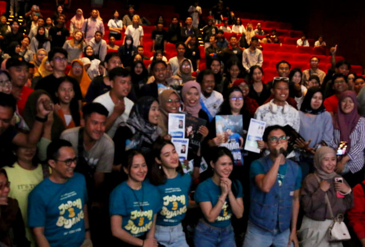 Meriahnya Nobar Film Jodoh 3 Bujang di Surabaya