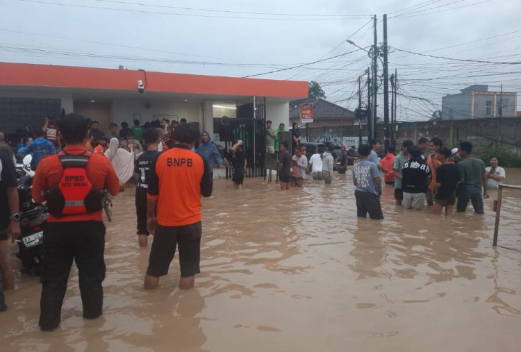 Banjir Bekasi Sampai 3 Meter, Ratusan Rumah Terendam, Warga Dievakuasi dengan Perahu Karet