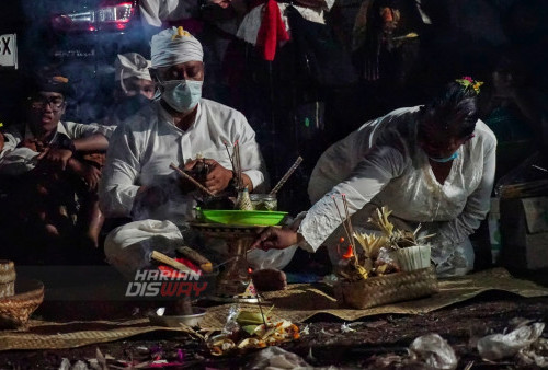 Pandita memimpin upacara pembakaran Ogoh-ogoh di kawasan Kenjeran, Surabaya, Jawa Timur, Selasa (21/3/2023). Dalam pawai Ogoh-ogoh itu digelar untuk menyambut Hari Raya Nyepi Tahun Baru Saka 1945.
(foto: Andika Bagus Priambodo)