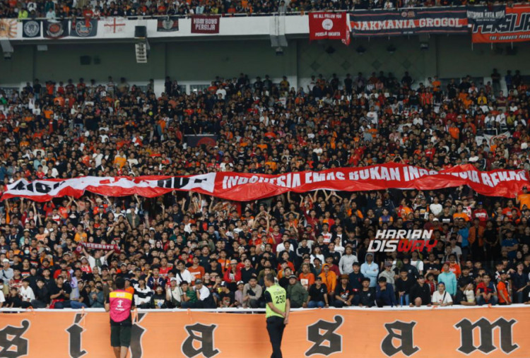 Suporter Persija Jakmania membentangkan bertulisakan Indonesia Emas Bukan Indonesia Bekas, dalam mendukung pemerintah memberantas import pakaian bekas pada laga pertandingan melawan PSIM Yogyakarta dalam pertandingan lanjutan Super League 2025 di Stadion Utama Gelora Bung Karno (SUGBK), Jakarta, Jumat (28/11/2025). HARITSAH ALMUDATSIR/HARIAN DISWAY