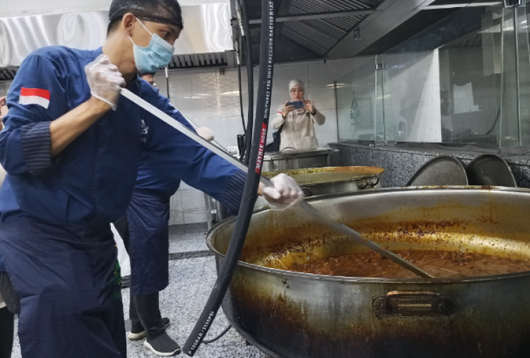 Dapur Uhud Taiba Sajikan Cita Rasa Nusantara untuk Jemaah Haji Indonesia di Madinah