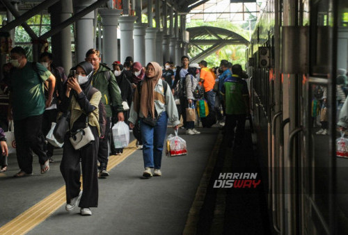 Penumpang turun dari kereta api di Stasiun Surabaya Gubeng, Surabaya, Jawa Timur, Minggu, 24 Desember 2023. 

Dalam masa Nataru, PT Kereta Api Indonesia (Persero) Daop 8 Surabaya mencatat sebanyak 93.833 penumpang selama 4 hari masa posko Nataru yang berangkat dari stasiun di wilayah kerjanya. (Moch Sahirol/Harian Disway)
