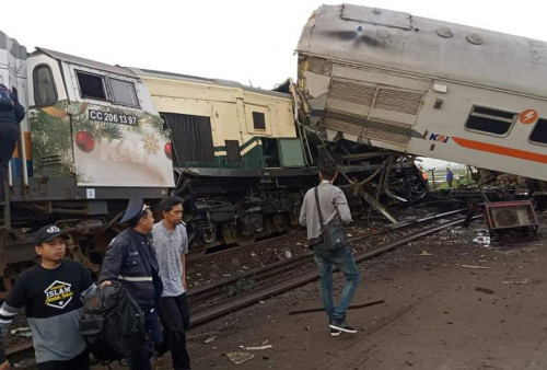 PT KAI Masih Evakuasi Penumpang Korban Tabrakan Kereta di Cicalengka
