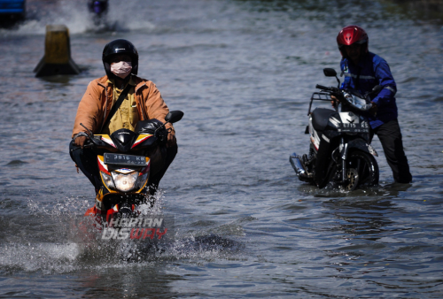 Jalan Tergenang Banjir Rob