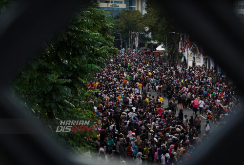 Warga memadati jalan Gubernur Suryo menyaksikan pawai mobil hias saat digelar Surabaya Vaganza di Surabaya, Jawa Timur, Sabtu 28 Mei 2022. Ribuan warga memadati kawasan tersebut lantaran Pemerintah Kota (Pemkot) Surabaya kembali menggelar kegiatan untuk menyambut Hari Jadi ke-729 Kota Surabaya, yang sempat ditiadakan karena pandemi COVID-19. Foto: Julian Romadhon
