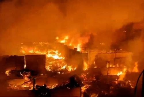 Kebakaran Landa Pemukiman Padat di Kota Bambu Palmerah Jelang Sahur, Pulahan Bangunan Rumah hingga Pasar Ludes Terbakar