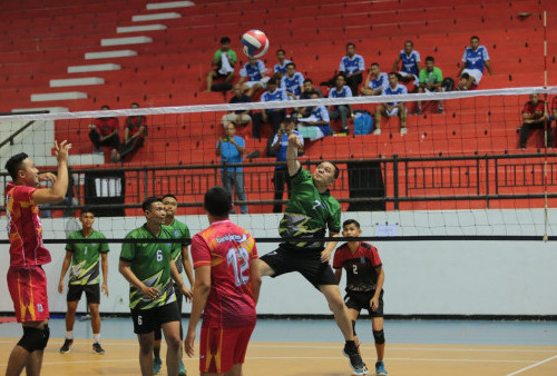 Eri Cahyadi Perkuat Tim Voli Pemkot Surabaya di Stadion Indoor GBT