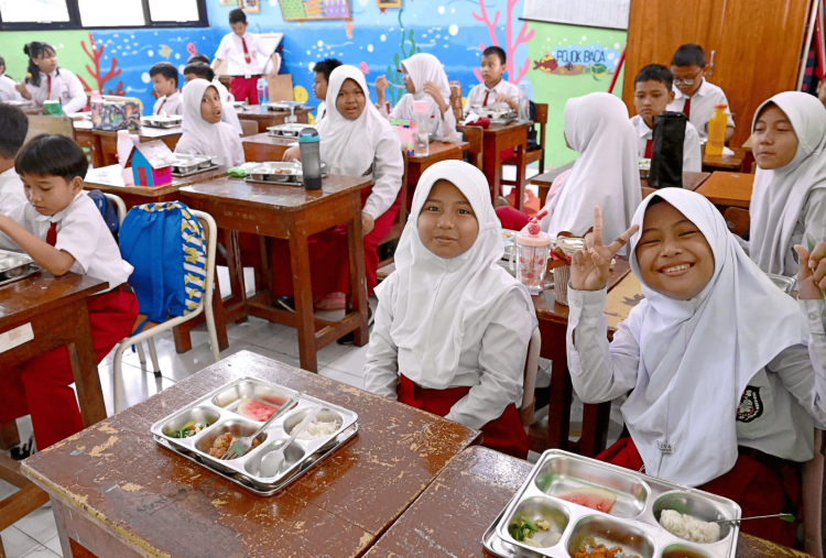 Makanan Gratis di Sekolah: Pemborosan atau Harapan yang Salah?