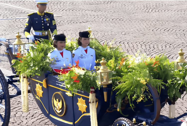 Semarak Kirab HUT ke-80 RI, Duplikat Bendera Merah Putih dan Teks Proklamasi Diarak dengan Kereta Kencana