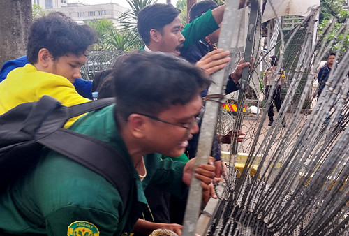 Barikade Kawat Berduri Dijebol, Mahasiswa Mendesak Masuk ke Istana