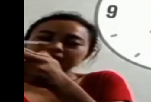 Sambil Ketawa-tawa, Perempuan Berbaju Merah Diduga Santai Hisap Narkoba, Videonya Sempat Diunggah ke Facebook