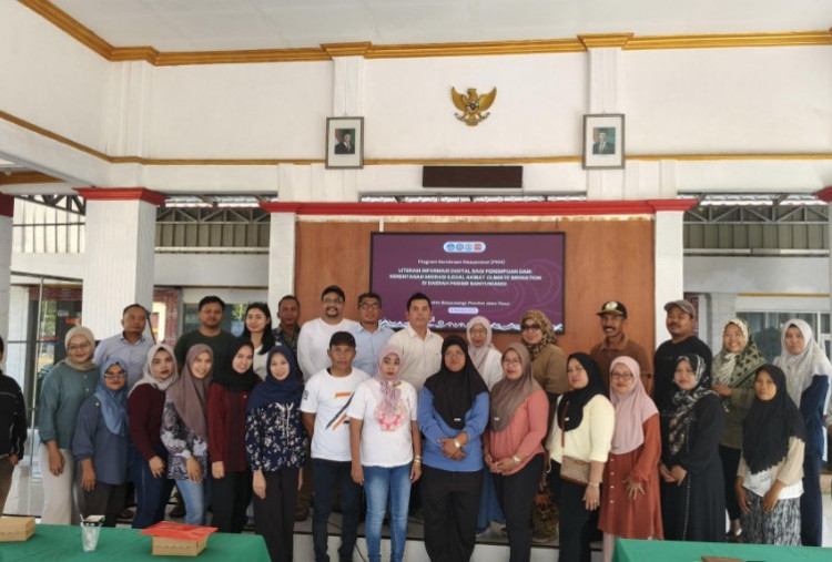 Pusat Kajian Global Migrasi Unair Perkuat Literasi Digital Perempuan Pesisir Banyuwangi, Cegah Migrasi Ilegal