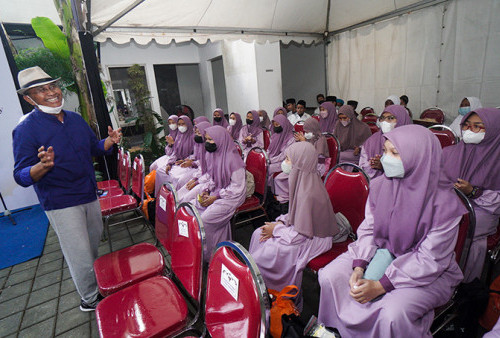 Founder Harian Disway, Dahlan Iskan bernyanyi bersama anak-anak yatim piatu di Kantor Harian Disway Surabaya