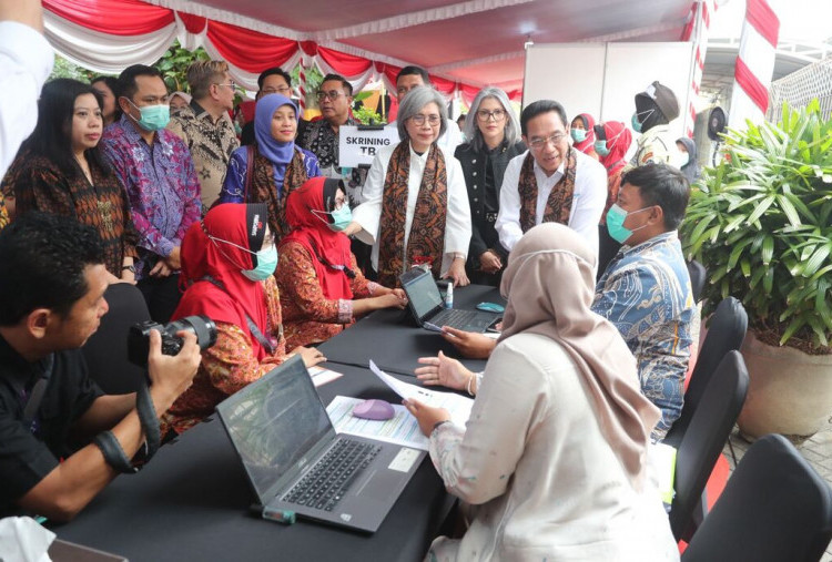 Wamenkes Tinjau Cek Kesehatan dan Vaksinasi Gratis Karyawan SKT Sampoerna di Surabaya