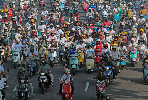 Wali Kota Surabaya Eri Cahyadi didampingi Ketua TP PKK Kota Surabaya Rini Indriyani Eri Cahyadi melakukan Sunmori (sunday morning ride) atau berkendara di hari Minggu pagi. Sunmori ini dilakukan bersama dengan komunitas vespa, baik yang berasal dari Surabaya maupun yang berasal dari luar Kota Surabaya. (foto: Diskominfo)