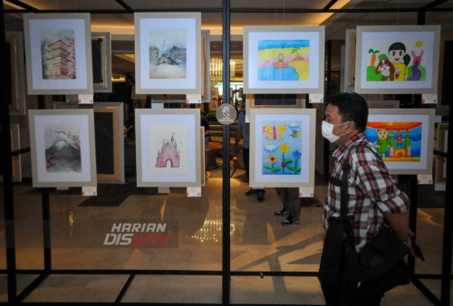 Dalam pameran ini menampilkan lukisan dengan media acrylic, watercolor, pensil, pensil warna,crayon twist, marker, dan digital. Perjalanan seni dari artis ditampilkan dalam pameran ini, dimana spesial momen menjadi inspirasi pada sebuah karya.