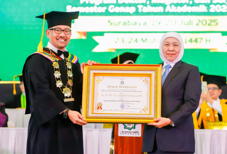 Khofifah Raih Penghargaan Tokoh Kontributif Pendidikan Islam di Jawa Timur 