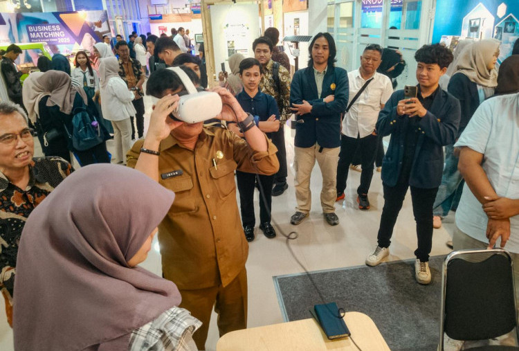 Inovasi Teknologi Universitas Negeri Surabaya dalam Innovnesa 2025: Pamerkan “Jam Tangan” Pemantau Pasien 