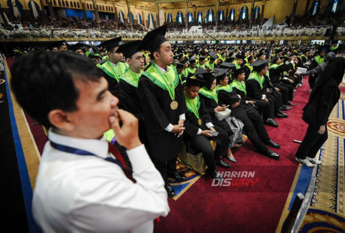 Prosesi wisuda di Graha Unesa selalu menjadi momen yang ditunggu-tunggu, bukan hanya oleh para wisudawan, tetapi juga oleh keluarga dan teman-teman yang datang untuk memberikan dukungan. Dengan suasana penuh haru dan kebanggaan, para wisudawan memasuki ruangan dengan toga dan senyum bahagia yang menghiasi wajah mereka.