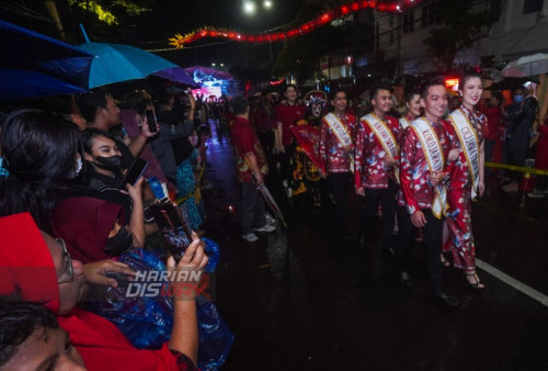 Koko Cici berbaris saat mengikuti Parade Kostum Unik di Kya-kya Surabaya, Jawa Timur, Minggu (12/2/2023). Dalam acara Festival Cap Go Meh tersebut melibatkan sebanyak 200 peserta yang mengikuti Parade Kostum Unik. Dengan adanya Festival Cap Go Meh tersebut diharapkan agar dapat memancing masyarakat berkunjung ke kawasan Pecinan Kembang Jebun. (foto: Julian Romadhon)