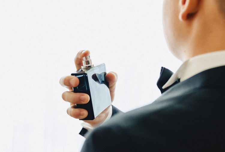5 Parfum Pria yang Diklaim Bikin Wanita Penasaran, Nomor 3 Punya Aroma Paling Susah Dilupakan!