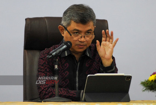 Kepala Perwakilan Bank Indonesia Provinsi Jawa Timur, Doddy Zulverdi menjelaskan kinerja global saat berlangsungnya Bincang Bareng Media (BBM) di Kantor BI Jatim, Surabaya, Jawa Timur, Kamis (6/7/2023). BBM 2023 yang digelar tersebut menjelaskan kinerja ekonomi Jatim Triwulan II di tahun 2023 lebih tinggi. Hal tersebut diperkirakan akan mendorong peningkatan kinerja Lu Industri Pengelola dan Lu Pengadaan.