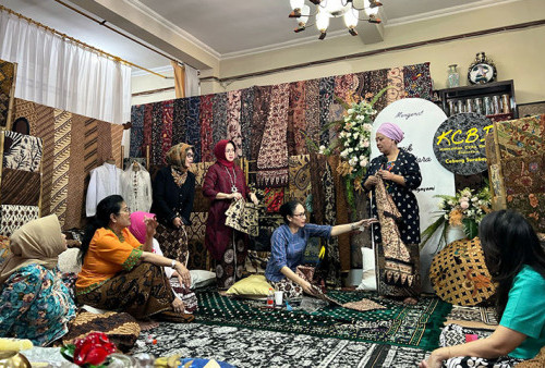 Dua Hari Gelar Mengenal Batik Klasik Nusantara, Anggota KCBI Surabaya Terpesona Ribuan Koleksi Retno Nagayomi