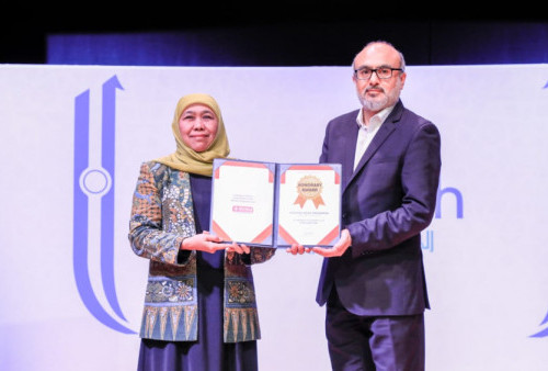 Khofifah Indar Parawansa Terima Penghargaan Perdamaian Global dan Pemberdayaan Perempuan dari Organisasi Islam Internasional