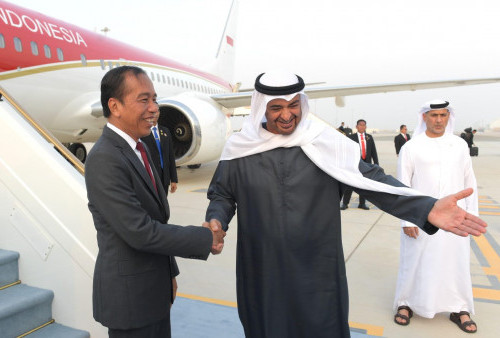Jokowi Tiba di Abu Dhabi, Langsung Disambut Presiden PEA