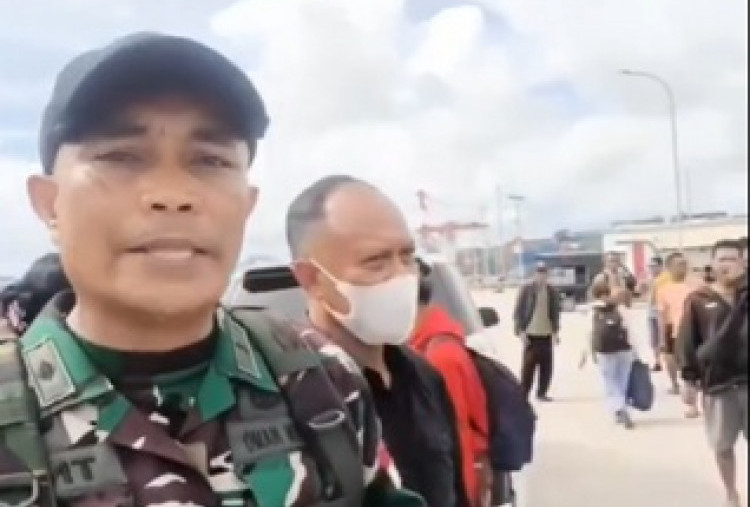 Detik-Detik Ayah Prada Lucky Melawan saat Dijemput Provost di Pelabuhan, Netizen: Dia Sudah Kehilangan Anaknya!