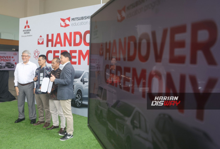 Tahun ini, MMKSI mendonasikan 10 unit mobil Mitsubishi kepada 10 Sekolah Menengah Kejuruan (SMK) jurusan Teknik Kendaraan Ringan (TKR) yang tersebar di berbagai wilayah Indonesia. HARITSAH ALMUDATSIR/HARIAN DISWAY
