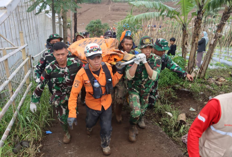 Operasi SAR Longsor Cisarua Bandung Barat, 38 Kantong Jenazah Ditemukan, Tim Kerahkan Anjing Pelacak