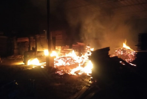 Pabrik Kayu Musnah Terbakar