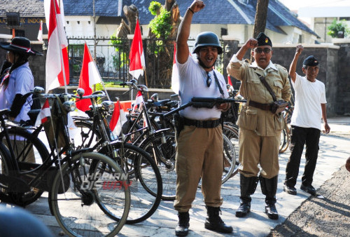 Komunitas Sepeda Tua Senopati Keliling Surabaya Meriahkan Hut