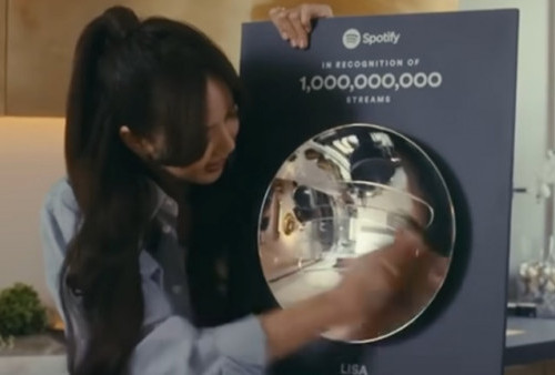 Lisa BLACKPINK Unggah Video Terima Plakat Spotify Lagu Money, Selamat Datang di Spotify Billions Club !