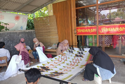 Proses pengerjaan batik tulis di Andanan Batik Lampung. Foto: Dian Saptari/Radarlampung.co.id