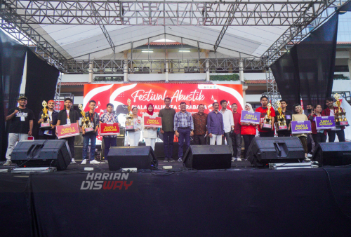 Para juara menerima penghargaan di atas panggung Lomba Akustik Piala Walikota di lapangan Universitas 17 Agustus 1945 (Untag) Surabaya, Jawa Timur, Minggu, 26 Juni 2022. Masih dalam momen Hari Jadi Kota Surabaya ke-729 serta memperingati Bulan Bung Karno, Universitas 17 Agustus 1945 (Untag) Surabaya menggelar Festival Akustik Piala Wali Kota Surabaya 2022 akan dilaksanakan pada 25 dan 26 Juni 2022. Lomba tersebut ditujukan kepada generasi muda dengan 2 kategori. Pertama, pelajar SMP dan SMA. Kedua, mahasiswa dan umum dengan usia maksimal 25 tahun.