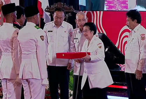 Megawati Serahkan Duplikat Bendera Pusaka ke 21 Kepala Daerah Secara Simbolis, Diawali oleh Sri Sultan Hamengkubowono