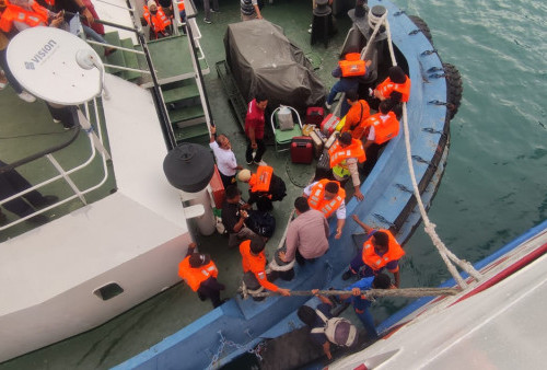 Penumpang KMP Batu Mandi Dievakuasi ke Tugboat Menuju Bakauheni