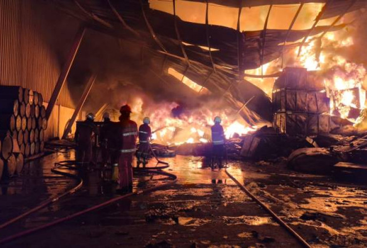 Kebakaran Hebat di Pabrik Sandal Cipondoh, Sudah 10 Jam Tak Kunjung Padam