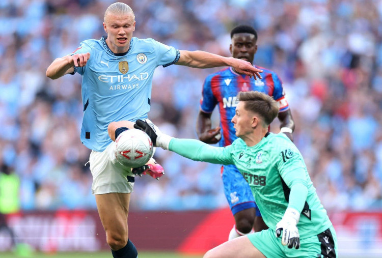 Man City Kalah Karena Handball Kontroversial Dean Henderson, Layak Dapat Kartu Merah?