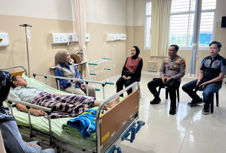 Anggota Komisi X Jenguk Korban Begal Pelajar SMP, Kawal Proses Hukum Sekaligus Ganti Ponsel yang Dirampas
