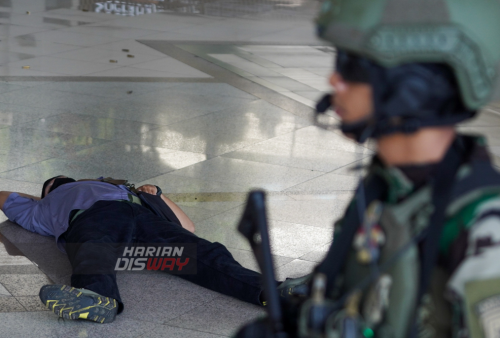 Aksi tembak menempak antara teroris dan Kopaska itu membuat sejumlah penumpang yang berada di lokasi itu tegang, hingga sejumlah teroris itu berhasil diamankan.